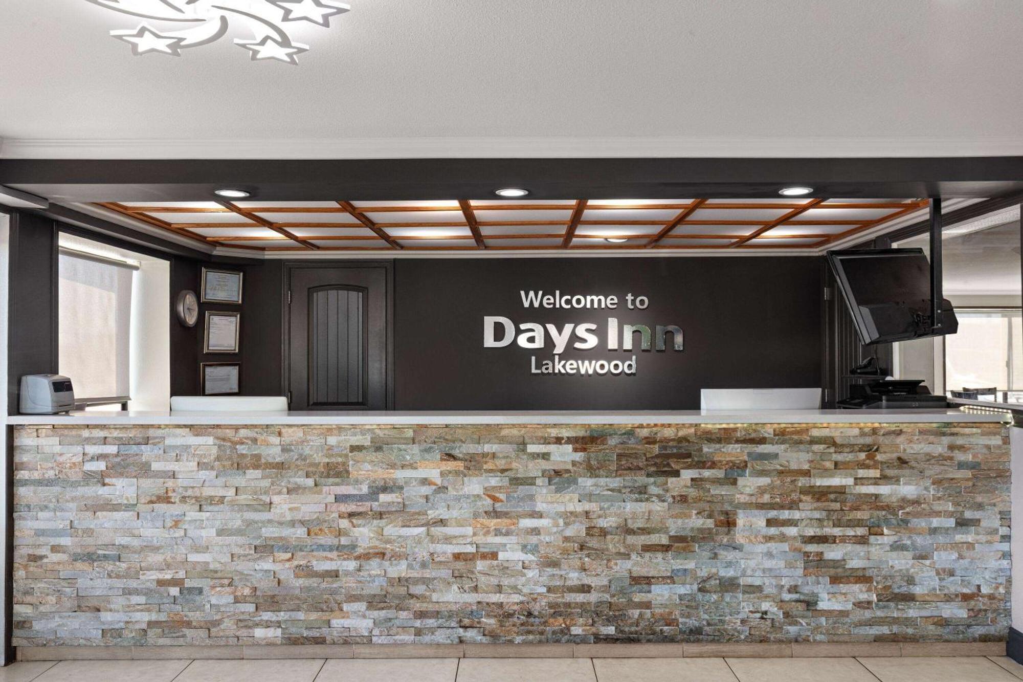 Days Inn By Wyndham Lakewood South Tacoma Exterior photo